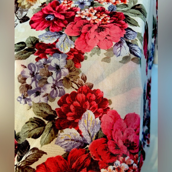 Floral mesh tshirt - Picture 2 of 2